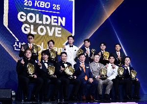 하트 포즈 취하는 2025 골든글러브 수상자들