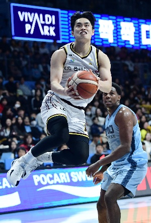 유기상, 힘찬 비상으로 레이업슛