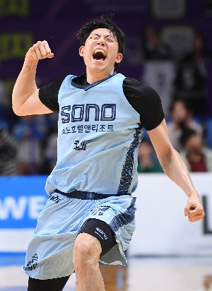 포효하는 강지훈, 경기 뒤집는 3점슛