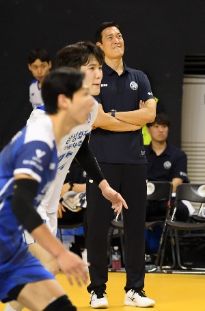 충격 10연패 삼성화재 김상우 감독, 입술 꾹