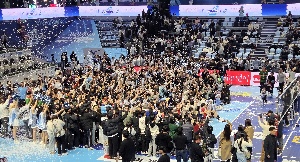 선수와 팬들이 함께하는 기념 촬영