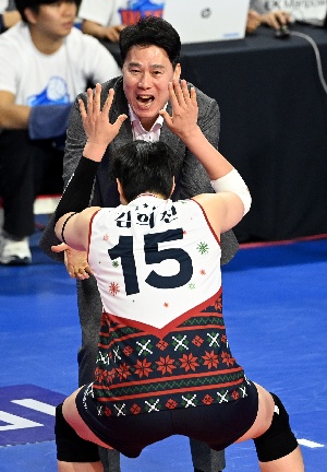 서브 에이스 김희진, 강성형 감독과 하이파이브
