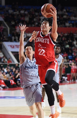 레이업슛 시도하는 오재현