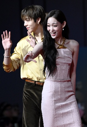 애니-우찬, 반가운 팬들에 손인사