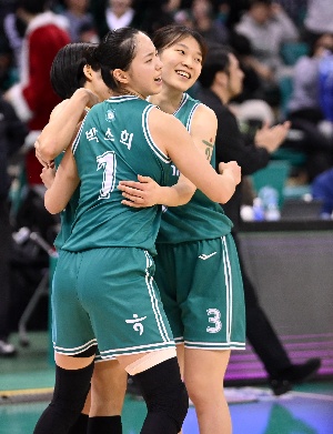 박소희-정현-사키, 하나은행이 이겼다!