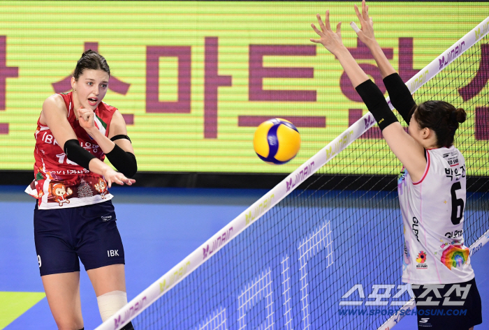 [포토] 빅토리아 빈틈 찾아 힘찬 스파이크