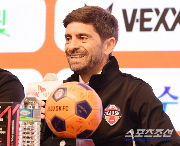 [포토] 코스타 감독 제주FC 신임 감독 취임