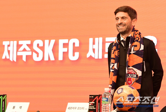 [포토] 세르지우 코스타 감독 제주FC 신임 감독 취임