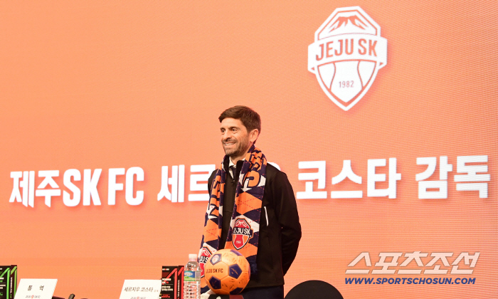 [포토] 세리지우 코스타 감독 제주SK FC 신임 감독 취임
