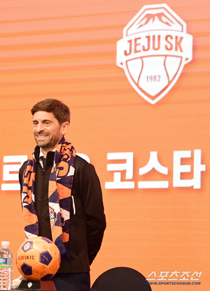 [포토] 코스타 감독 제주SK FC 신임 감독 취임