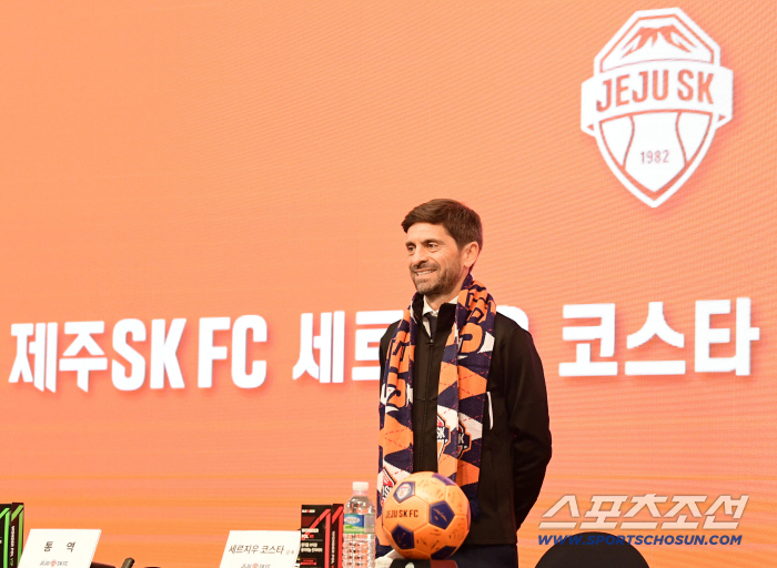 [포토] 코스타 감독 제주FC 신임 감독 취임