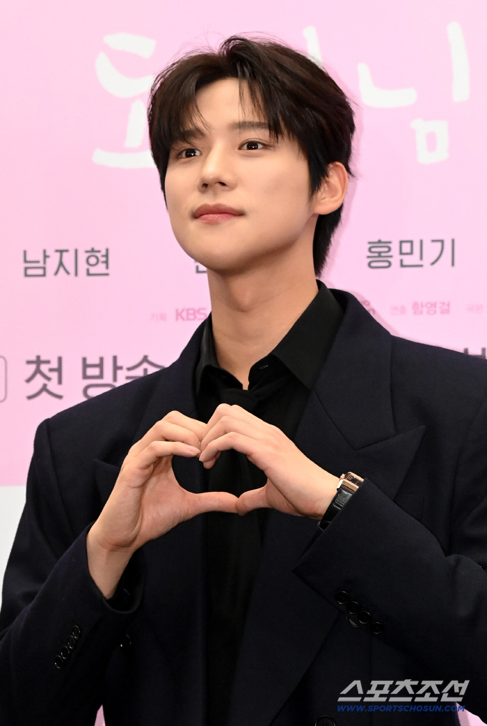 [포토] 문상민, 훈훈한 미소로 만든 하트