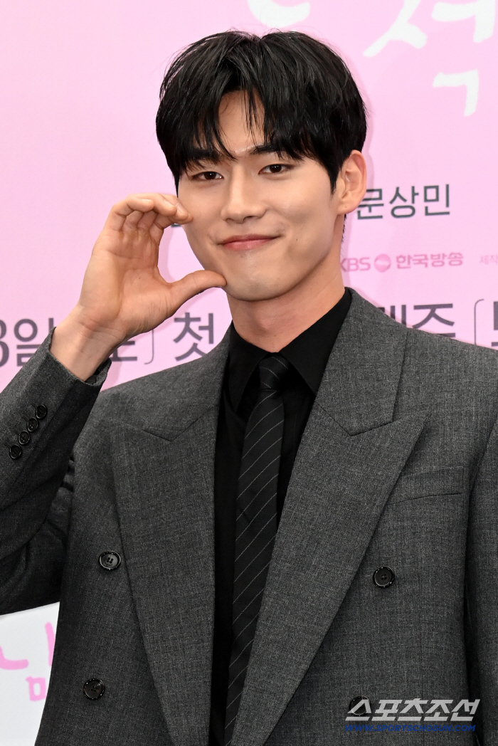 [포토] 홍민기, 볼하트 쑥쓰러워~