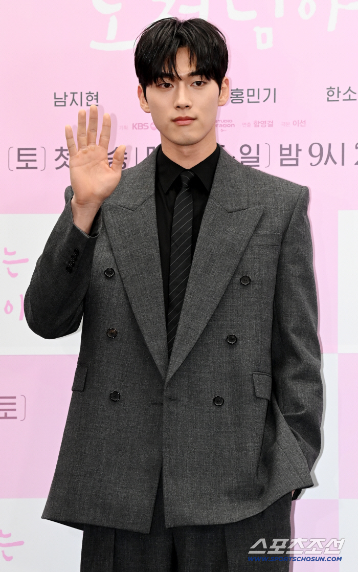 [포토] 홍민기, 손인사 전하며