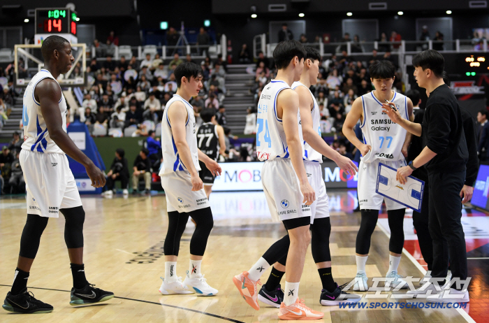 [포토] 김효범 감독, 연패를 끊어야 하는데...