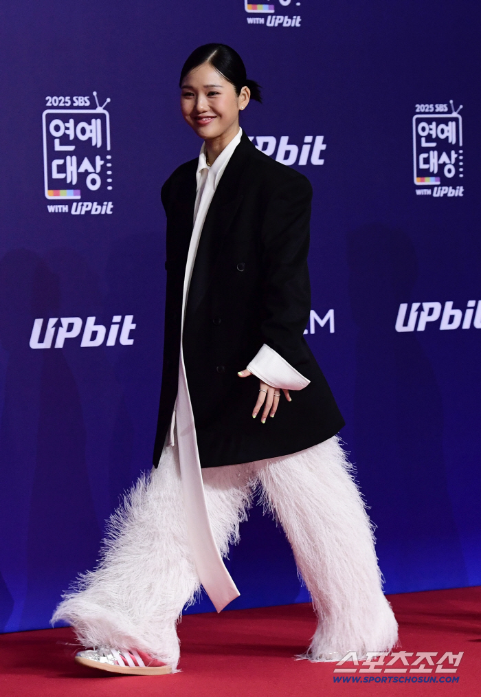 [포토] 미미 바지 의상은 하얀곰처럼