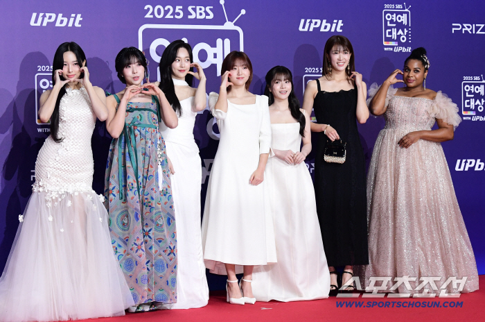 [포토] 드레스 입고 등장한 골 때리는 그녀들