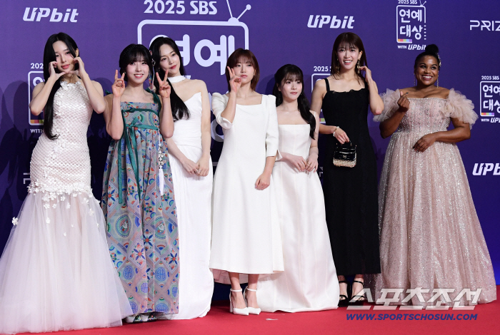 [포토] 골 때리는 그녀들, 드레스 입고 SBS연예대상 참석