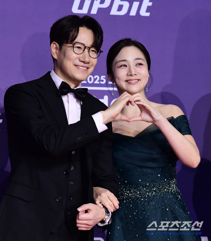 [포토] 조우종-정다은 다정하게 만드는 하트
