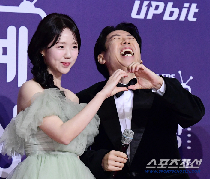 [포토] 커플 포즈에 웃음기 사라진 지예은, 빵 터진 양세찬