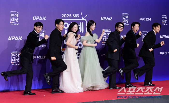 [포토] 함께 포즈를 취하고 있는 런닝맨 멤버들