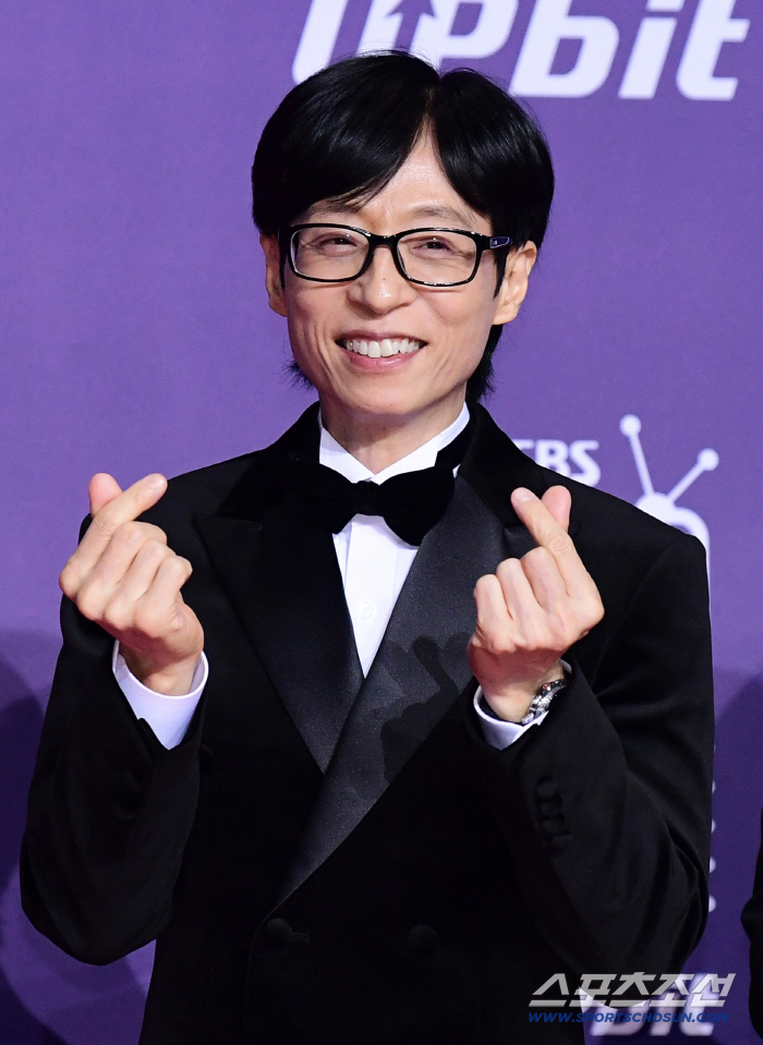 [포토] 유재석 다정한 미소와 하트