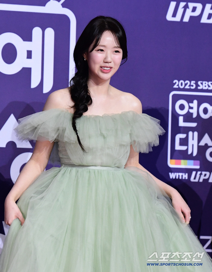 [포토] 지예은 오늘은 차분하게 공주 모드