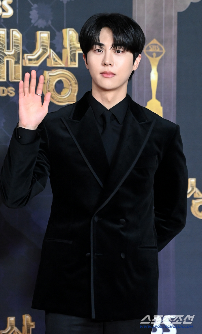 [포토] 김무준, 손인사도 훈훈하네