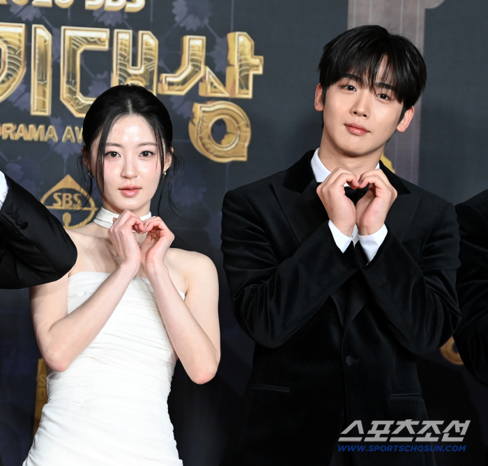 [포토] 성지영-김요한, 새해 선물은 하트