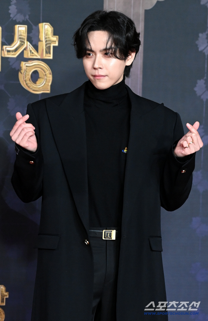 [포토] 김도훈, 강렬 눈빛으로 하트