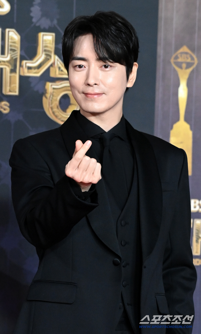[포토] 이준혁, 멜로 눈빛으로 전하는 하트