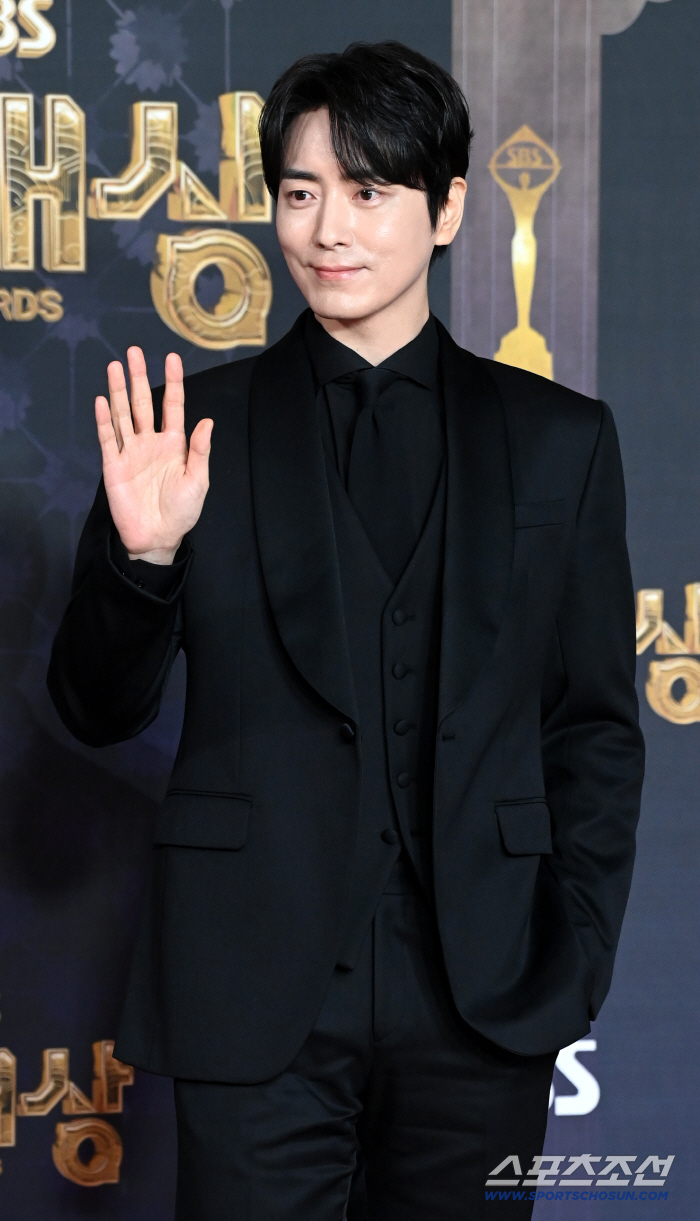 [포토] 이준혁, 손인사도 멋짐