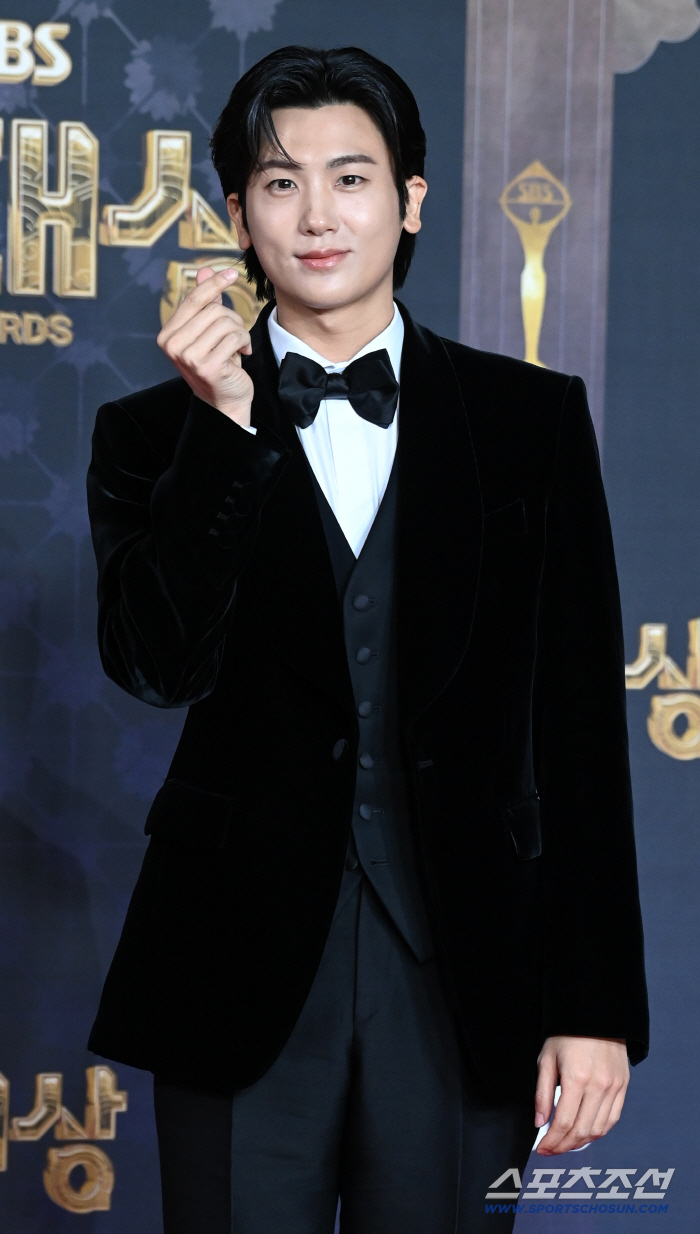 [포토] 박형식, 잘생긴 미소로 하트