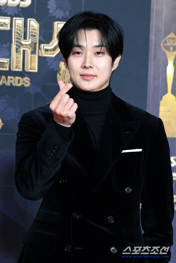 [포토] 최우식, 벨벳으로 따뜻하게