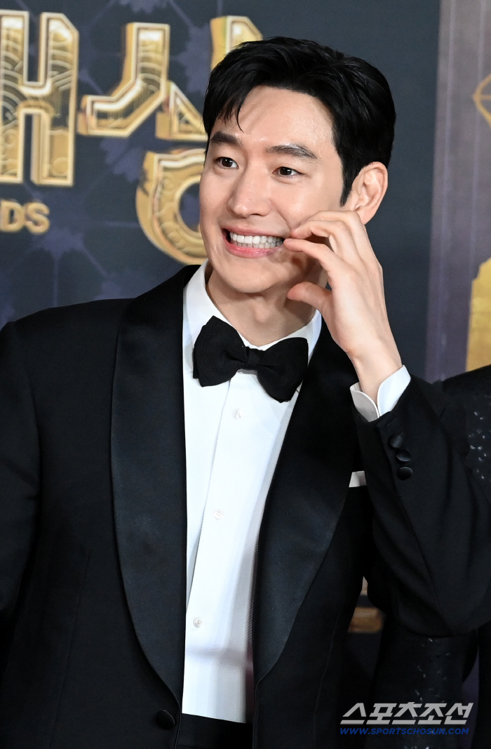 [포토] 이제훈, 새해 선물은 하트