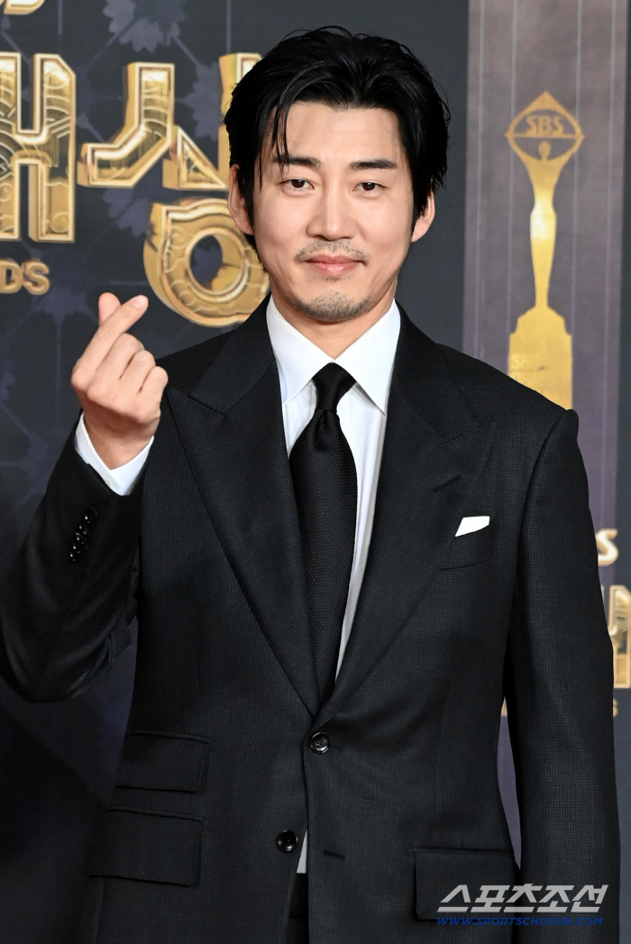 [포토] 윤계상, 중후함 가득 손하트