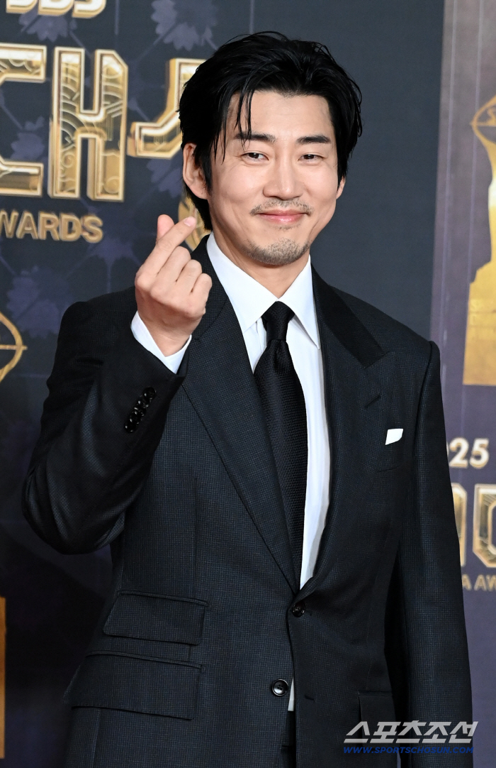 [포토] 윤계상, 찡긋 미소로 손하트