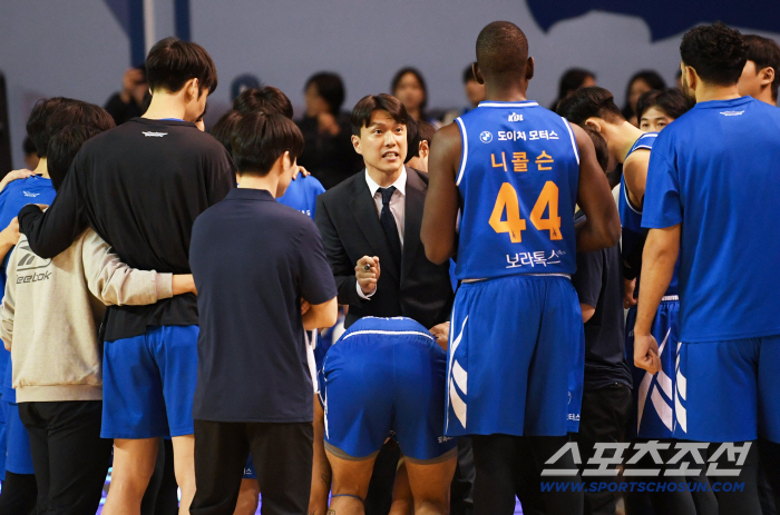 [포토] 5연패 삼성 김효범 감독, 니콜슨 오늘도 부탁해