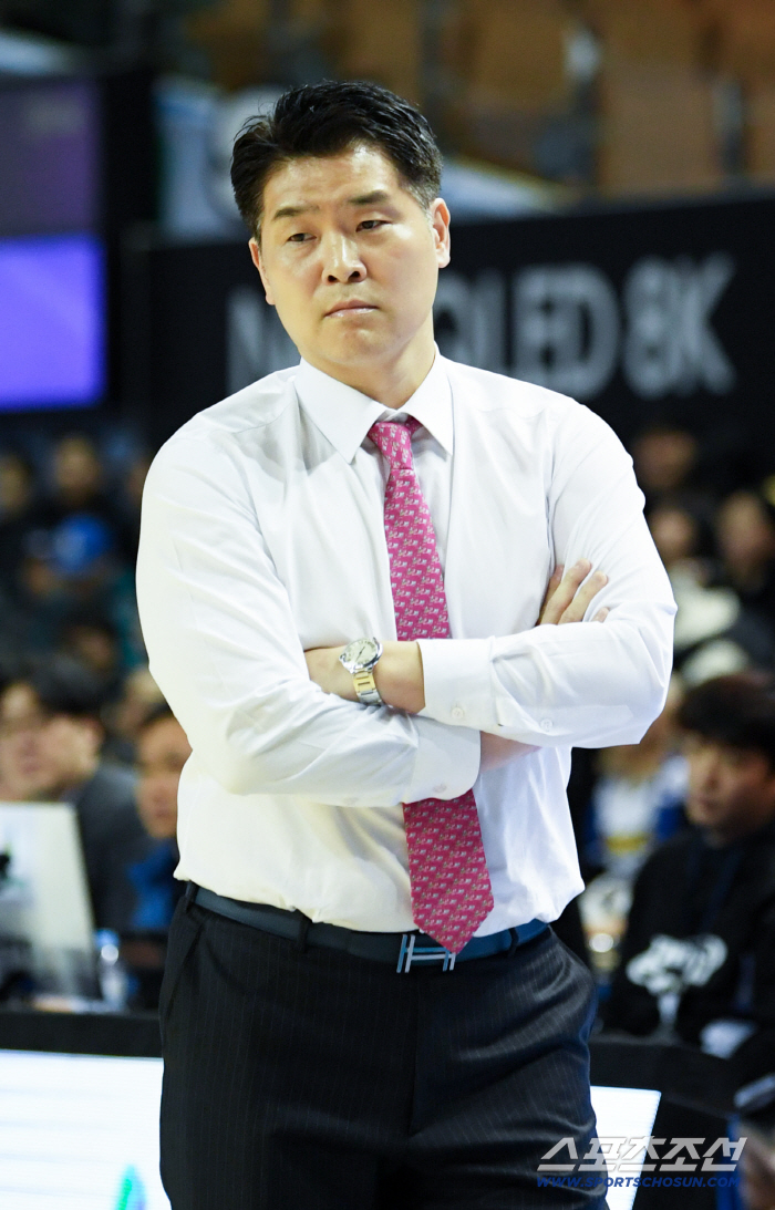 [포토] 생각에 잠긴 LG 조상현 감독