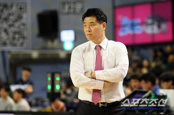 [포토] 조상현 감독, 1위 팀의 여유