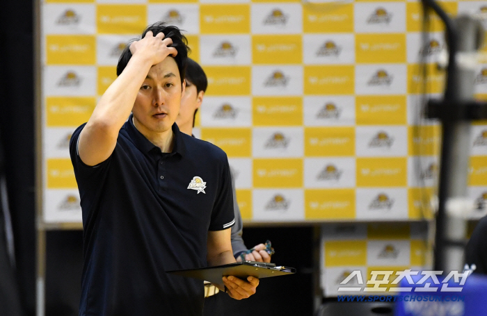 [포토] 생각에 잠긴 하현용 KB손해보험 감독대행