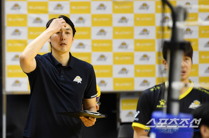 [포토] 생각에 잠긴 하현용 KB손해보험 감독대행