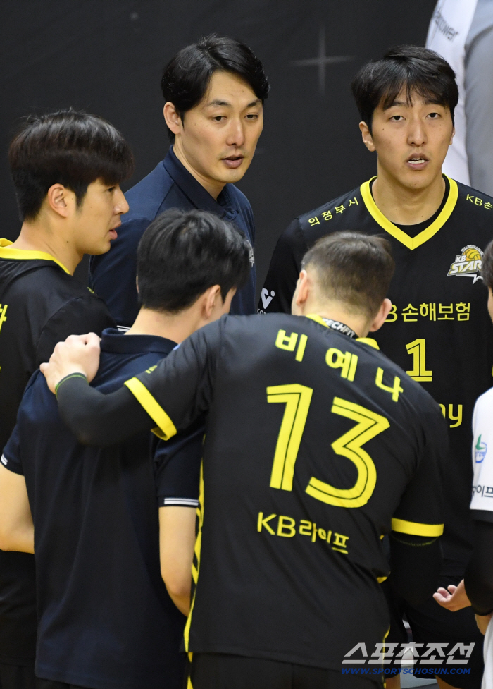 [포토] 하현용 KB손해보험 감독대행, 작전 타임
