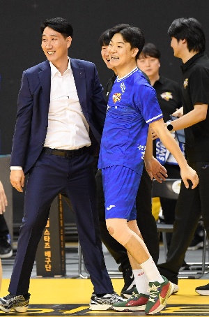 한국전력 권영민 감독-하승우, 기분 좋은 승리