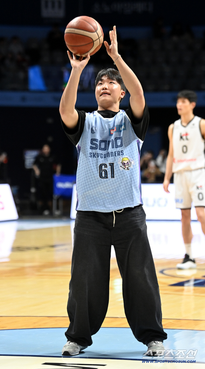 [포토] 농구 코트 나선 정우주, 실력 좀 볼까~