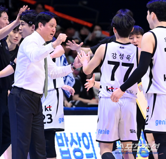 [포토] 강성욱 맞이하는 문경은 감독, 3득점 퍼레이드 좋고!