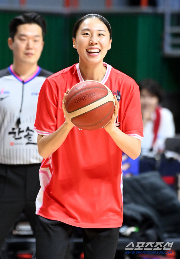 [포토] 미소짓는 강유림, 꼭 넣을거야~