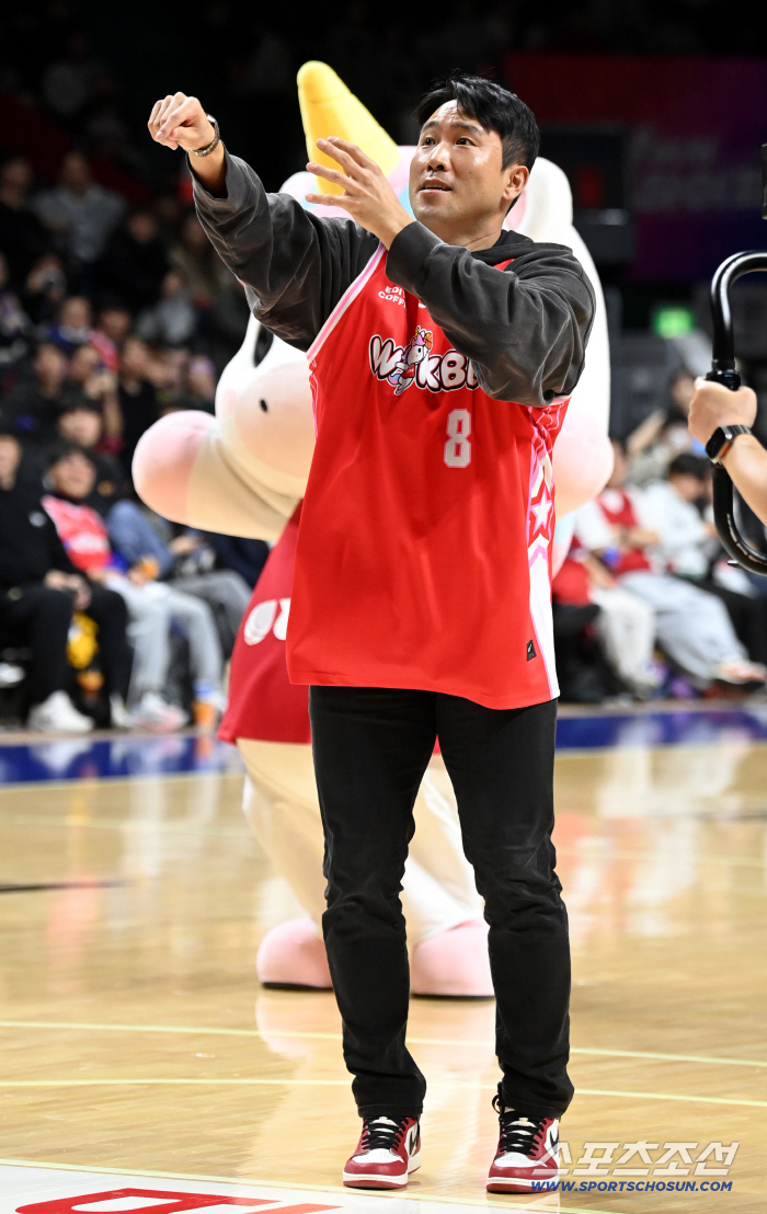 [포토] 전준우, 여자프로농구 올스타전 설레는 시투!