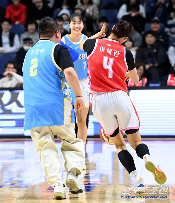[포토] 이해란, 김단비 팬 적극적인 수비에 귀가 아파요~