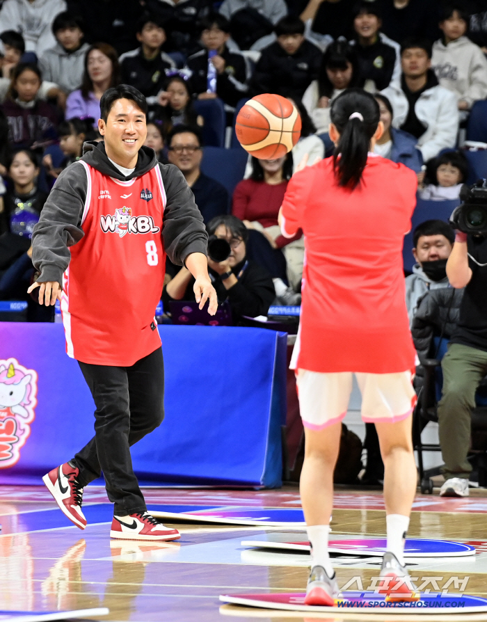 [포토] 코트에 나선 전준우, 농구는 어려워